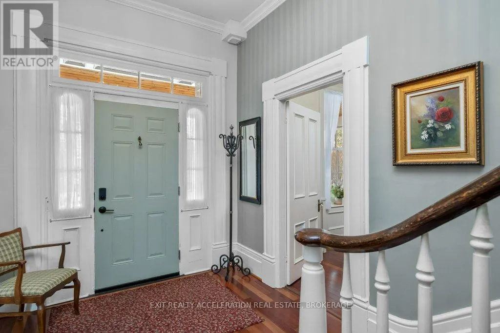 232 DUNDAS STREET W