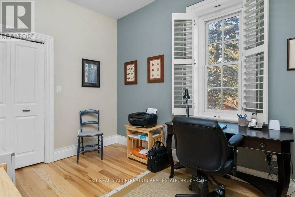 232 DUNDAS STREET W