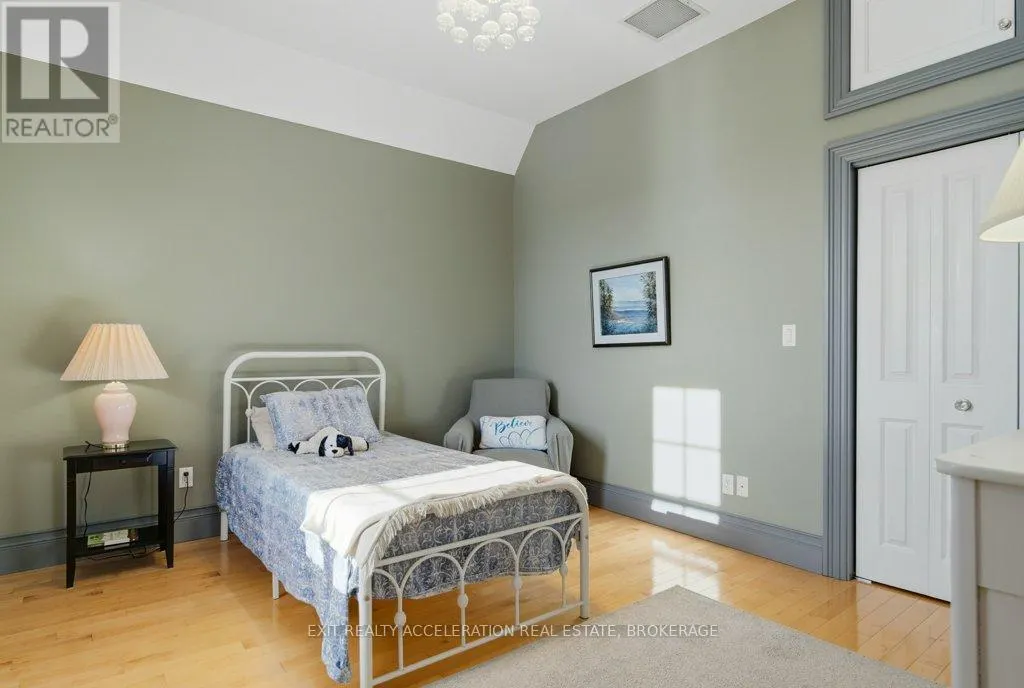 232 DUNDAS STREET W