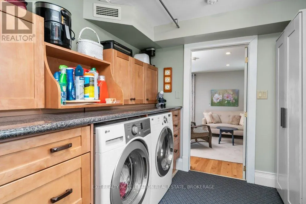 232 DUNDAS STREET W