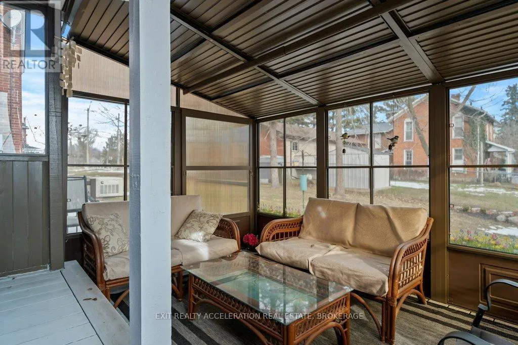 232 DUNDAS STREET W