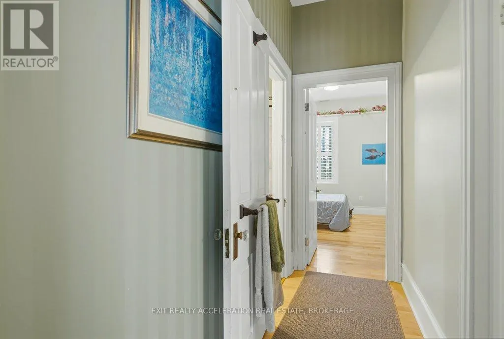 232 DUNDAS STREET W
