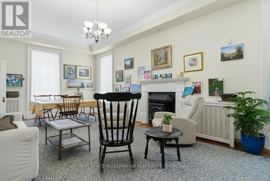 232 DUNDAS STREET W