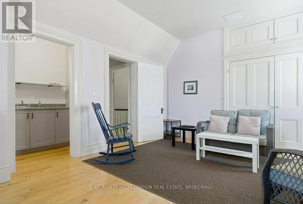 232 DUNDAS STREET W