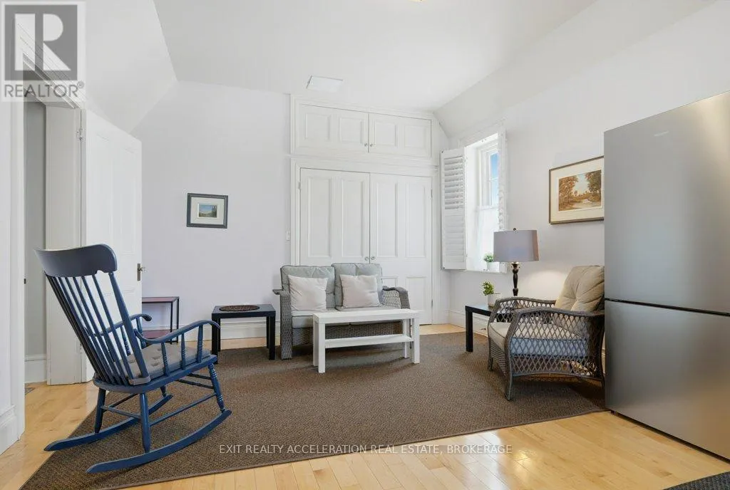 232 DUNDAS STREET W