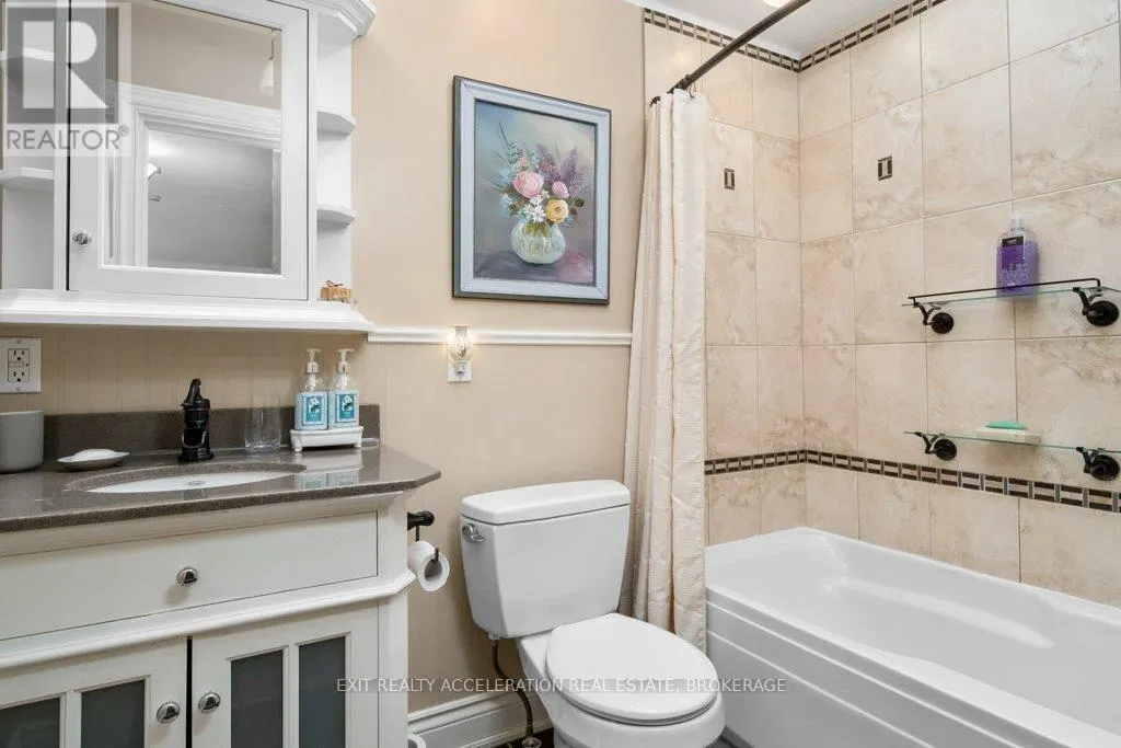 232 DUNDAS STREET W