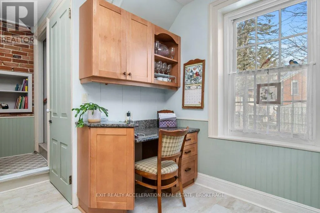 232 DUNDAS STREET W