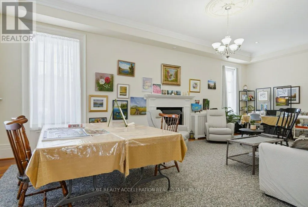 232 DUNDAS STREET W