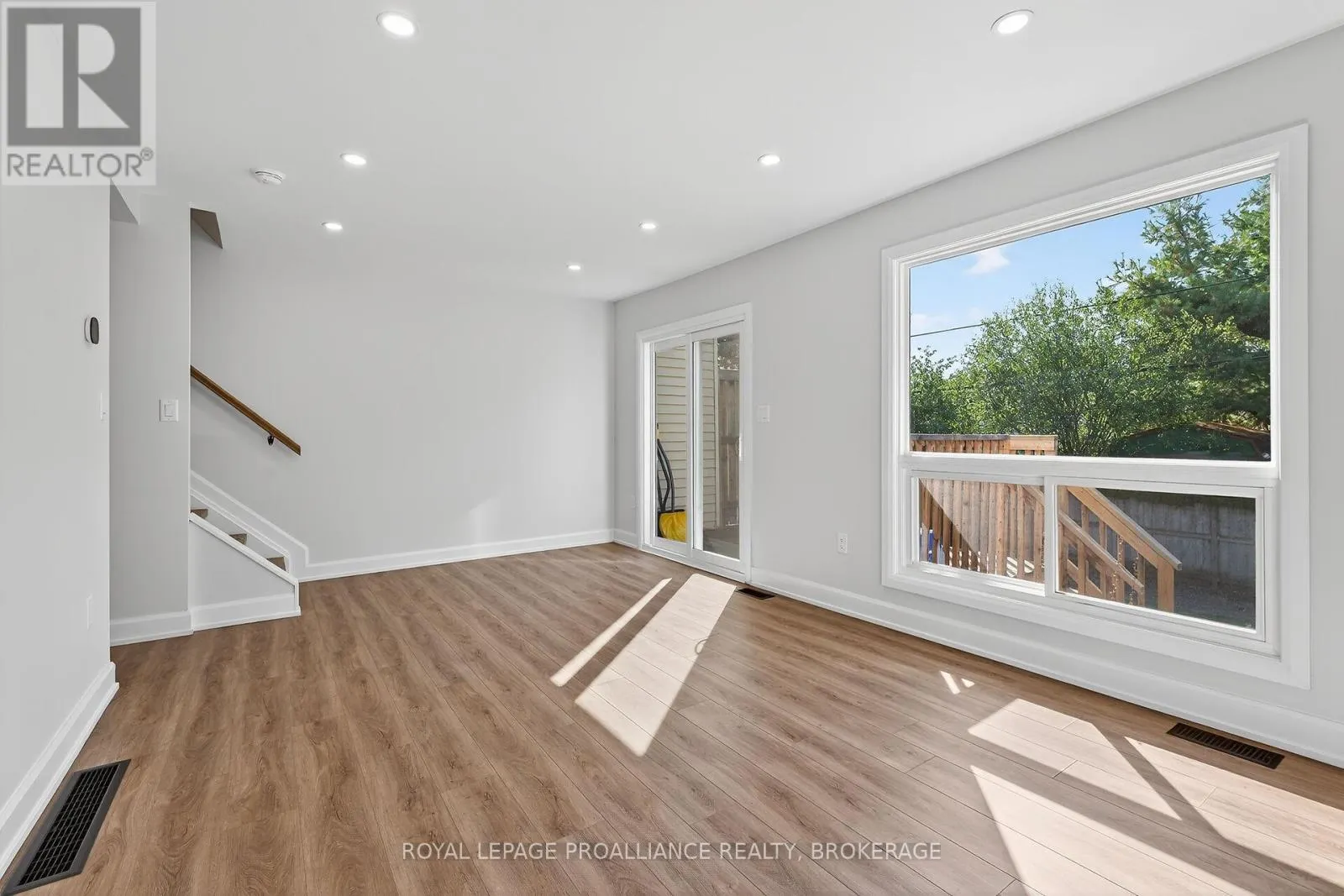 957 OAKVIEW AVENUE