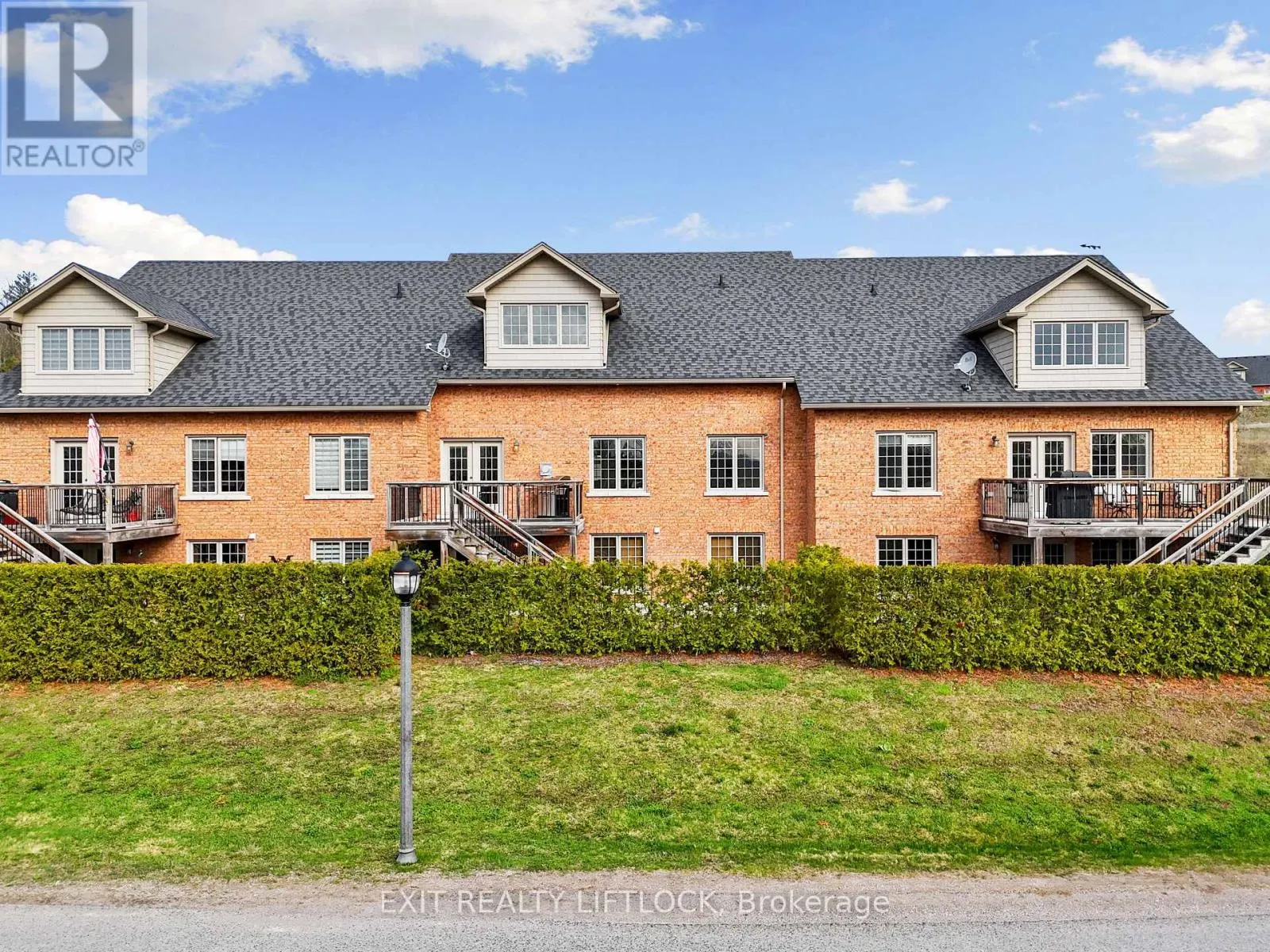 10 - 68 BLOSSOM COURT #10