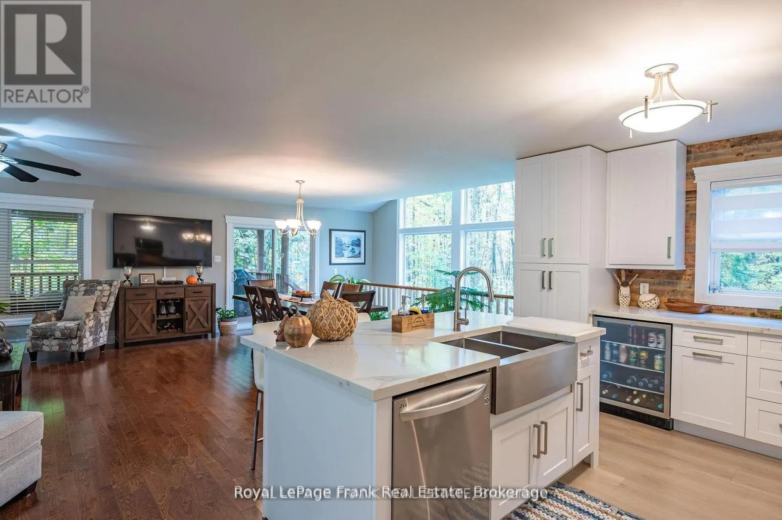 25 LAKELAND AVENUE