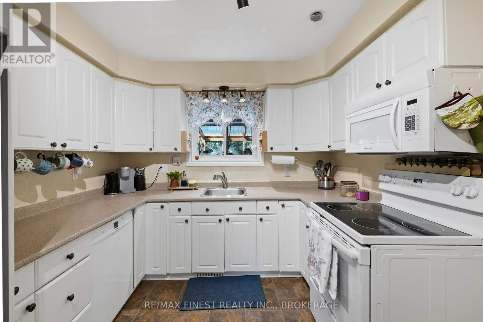 780 CEDARWOOD DRIVE