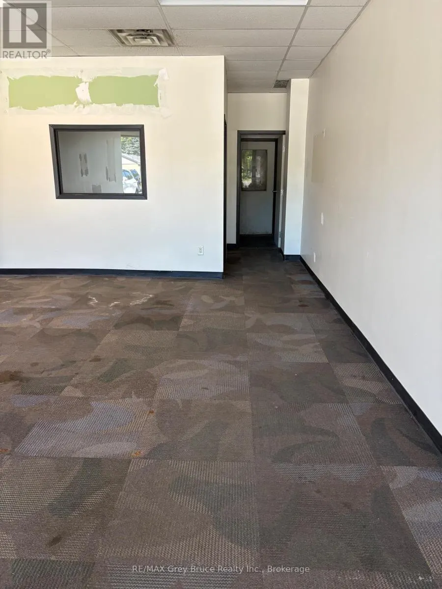 4 - 669 10TH STREET W #4