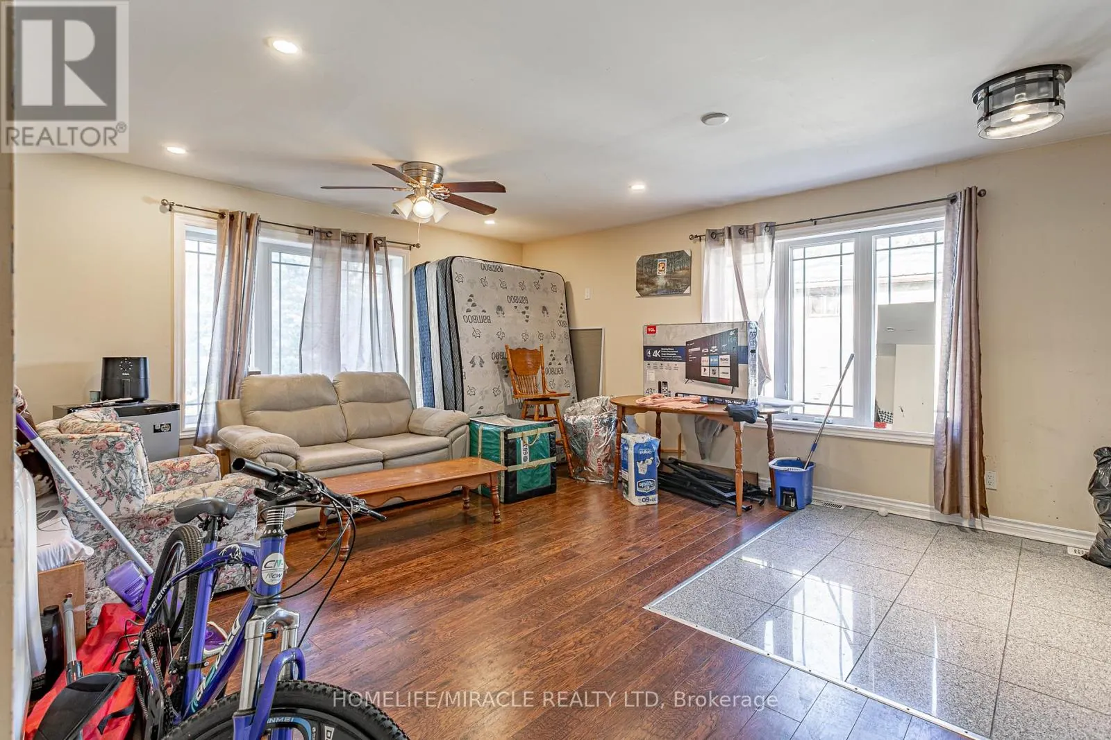 257 DUNDAS STREET N