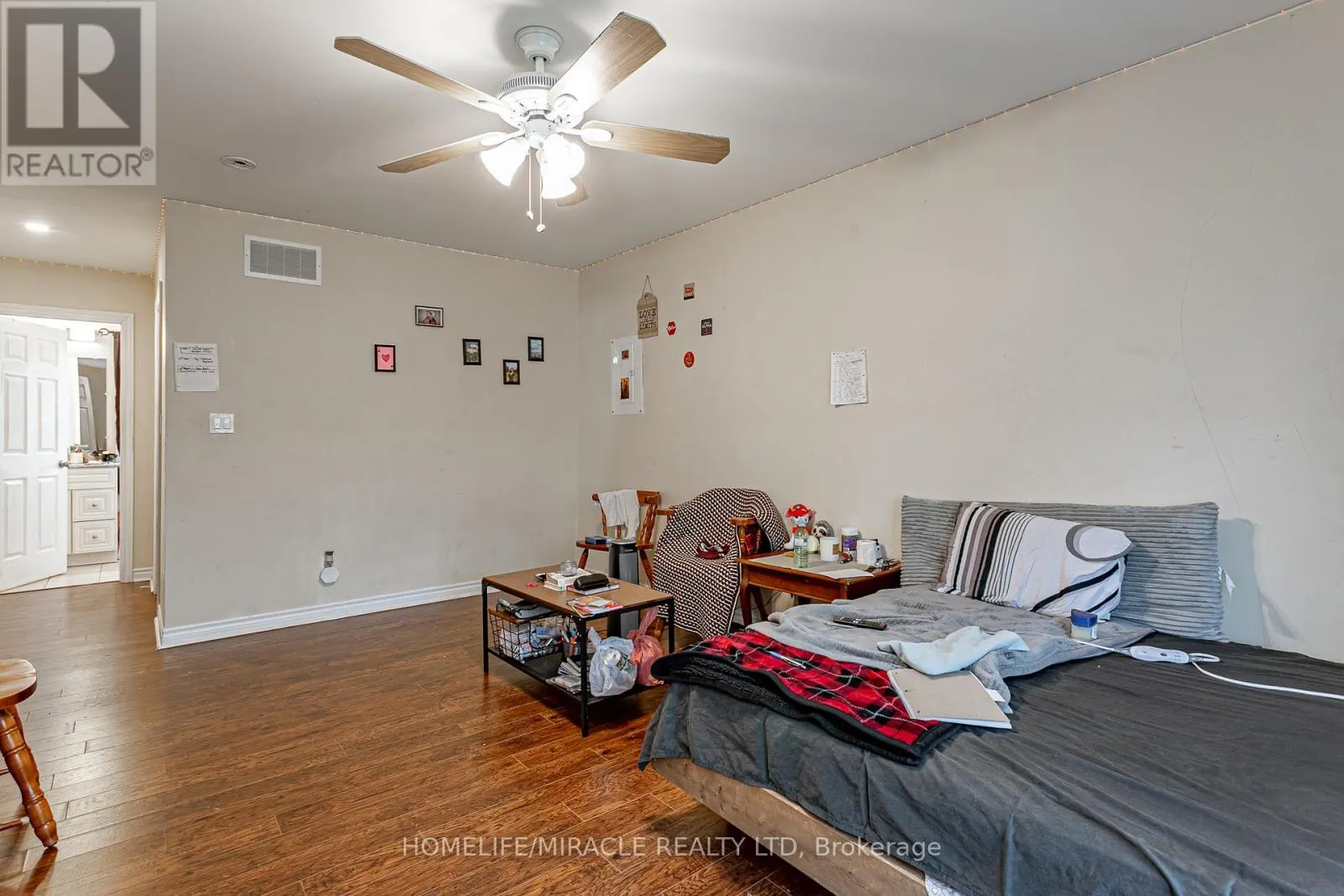 257 DUNDAS STREET N