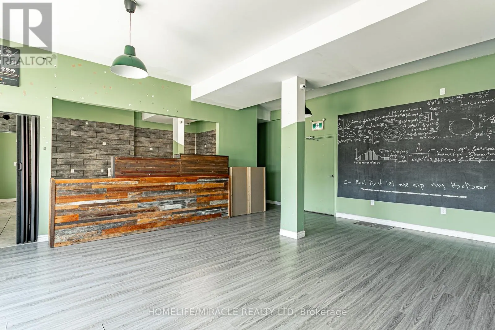 257 DUNDAS STREET N