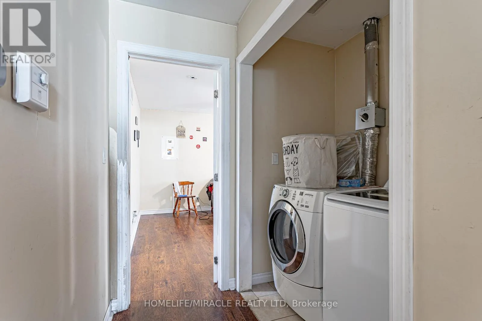257 DUNDAS STREET N