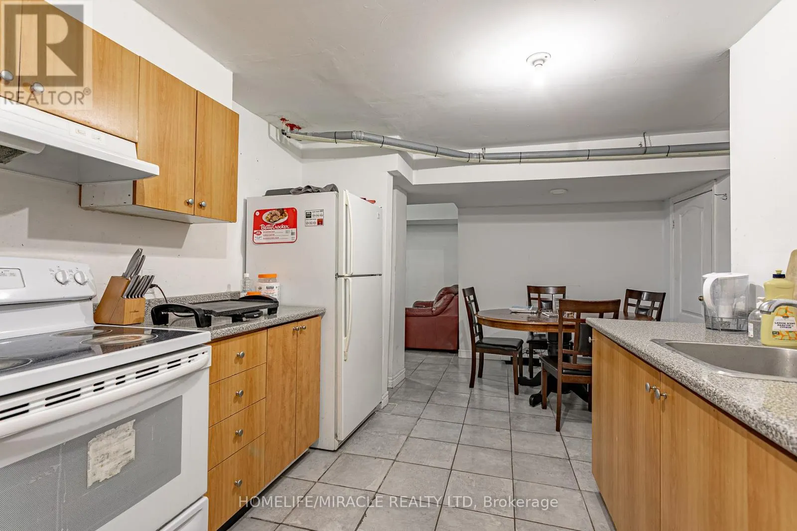257 DUNDAS STREET N