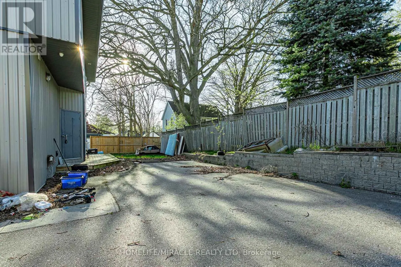 257 DUNDAS STREET N