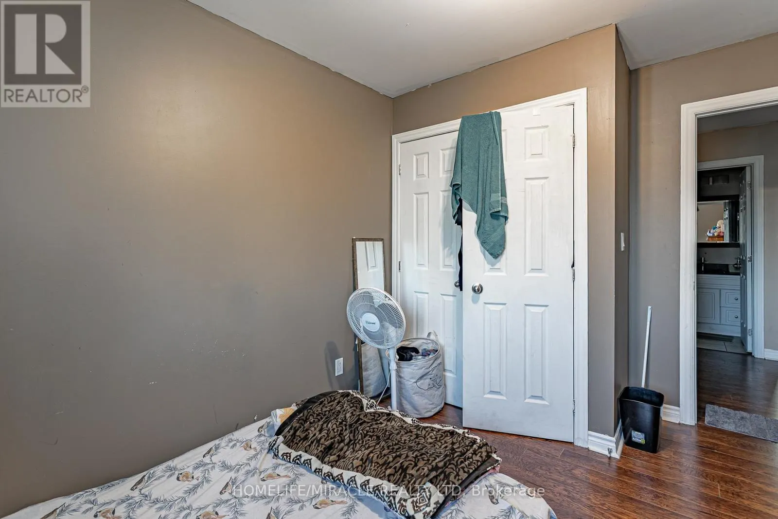 257 DUNDAS STREET N
