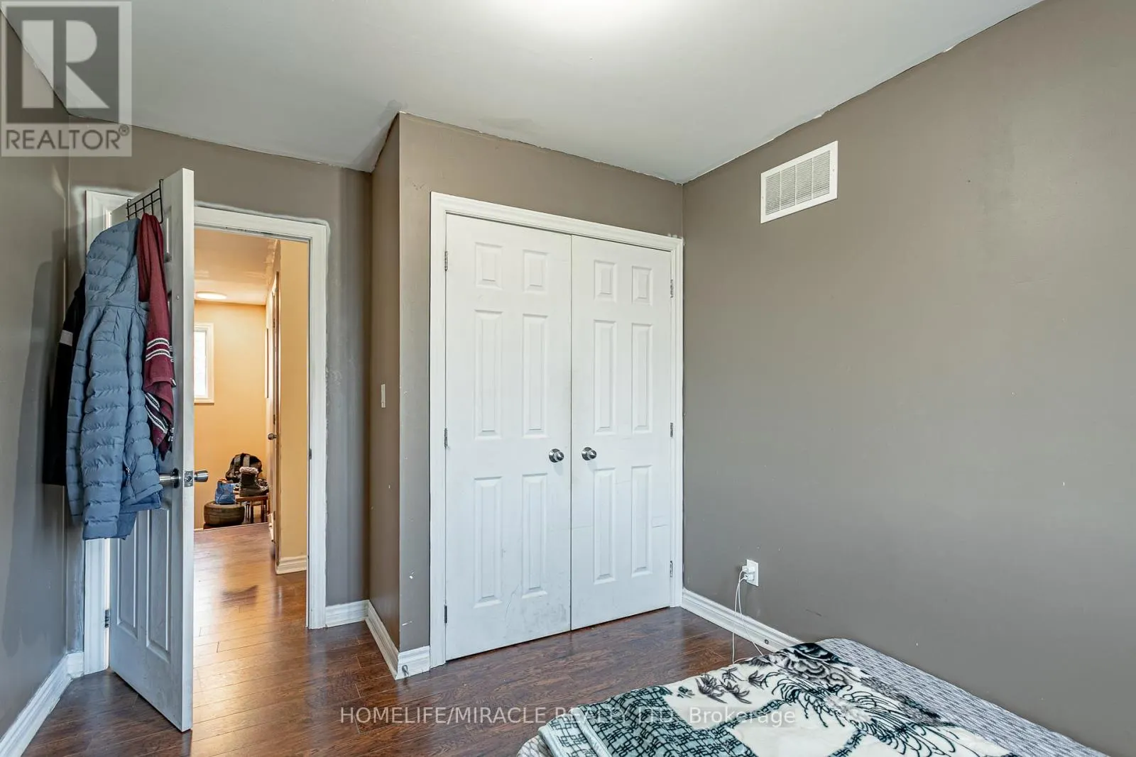 257 DUNDAS STREET N