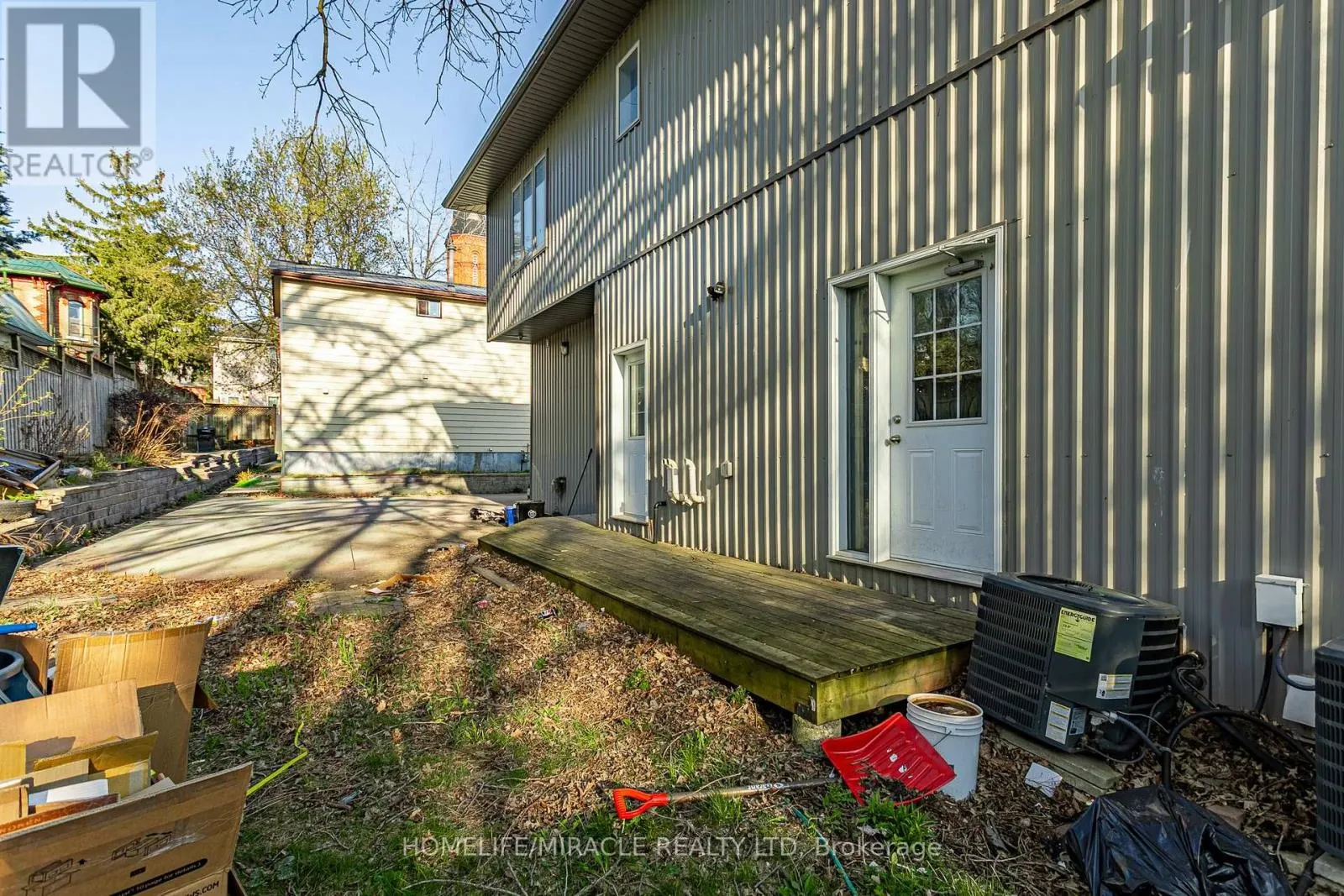257 DUNDAS STREET N