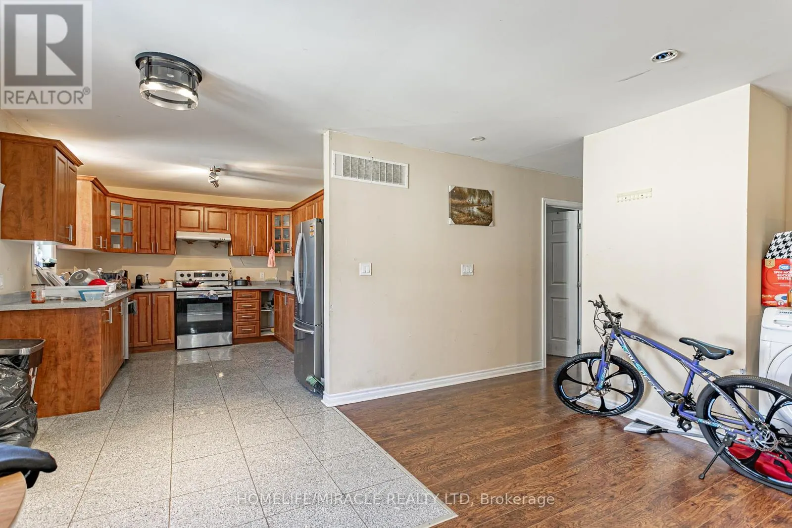 257 DUNDAS STREET N