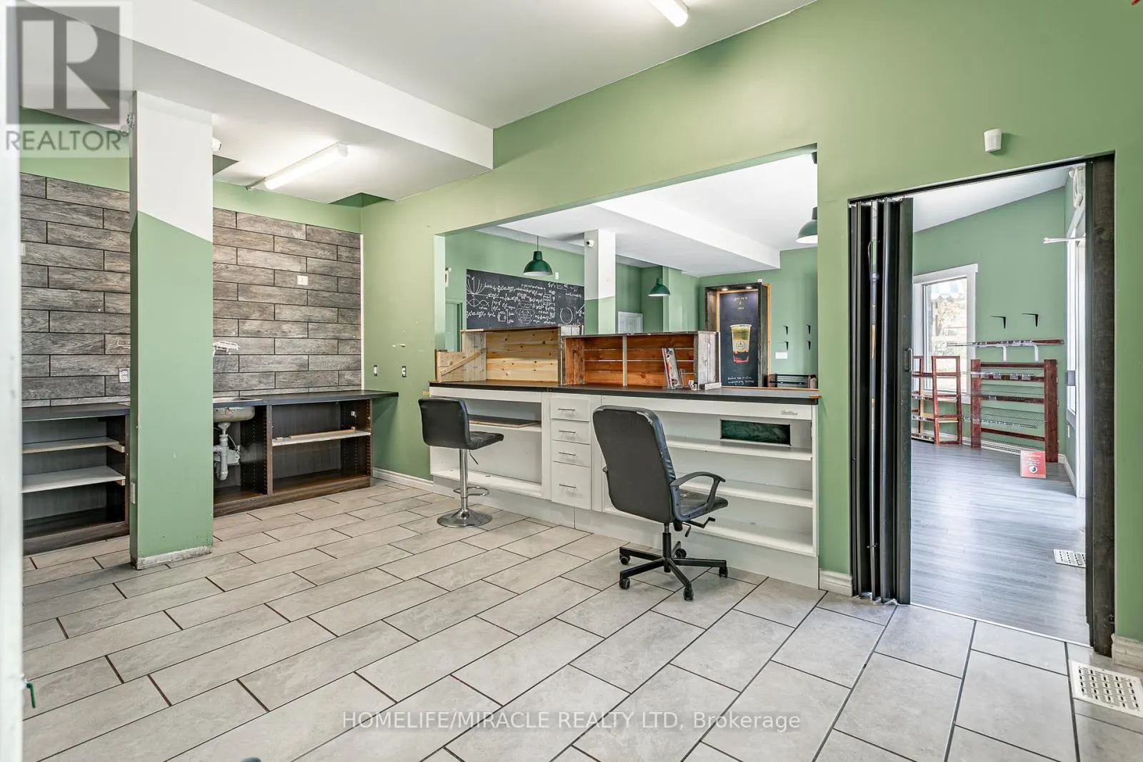 257 DUNDAS STREET N