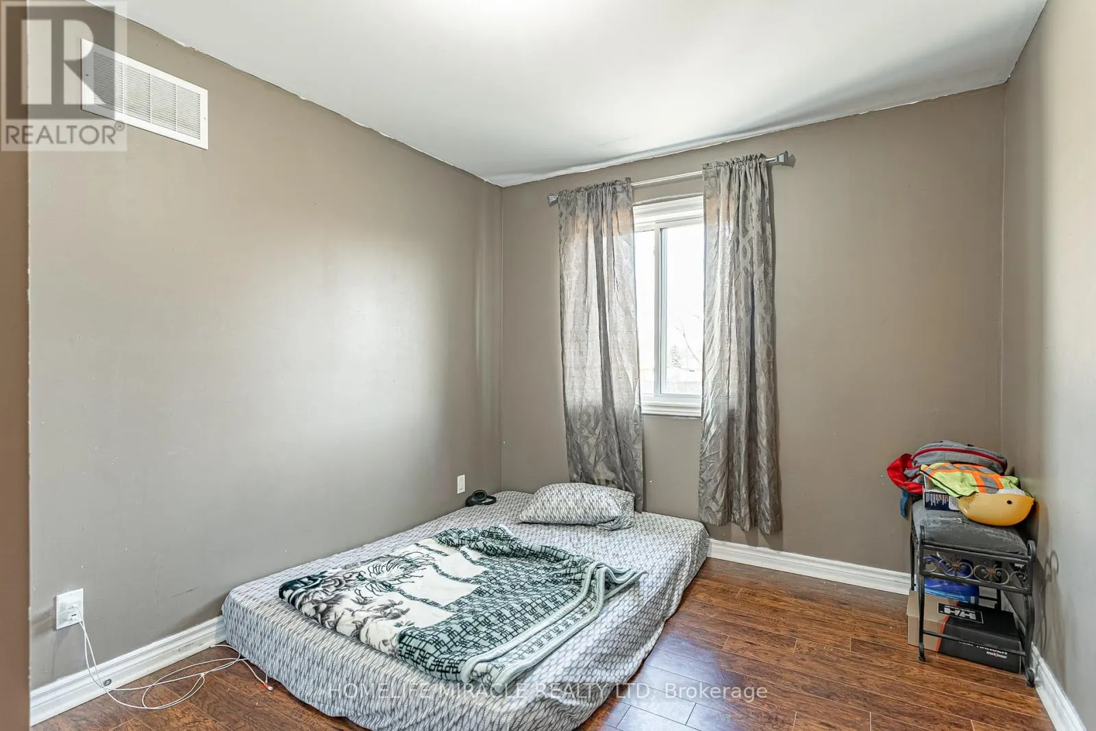 257 DUNDAS STREET N
