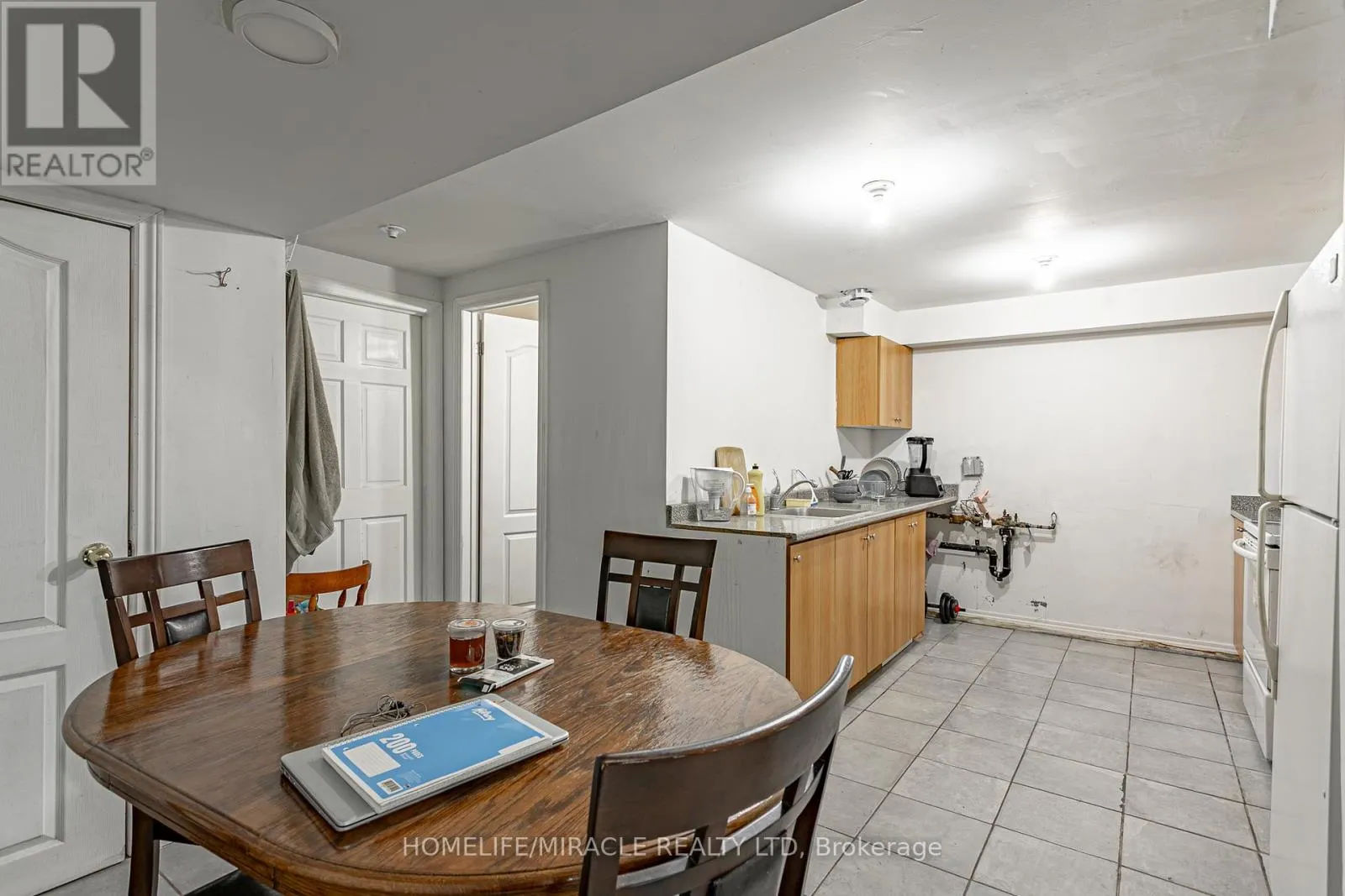 257 DUNDAS STREET N
