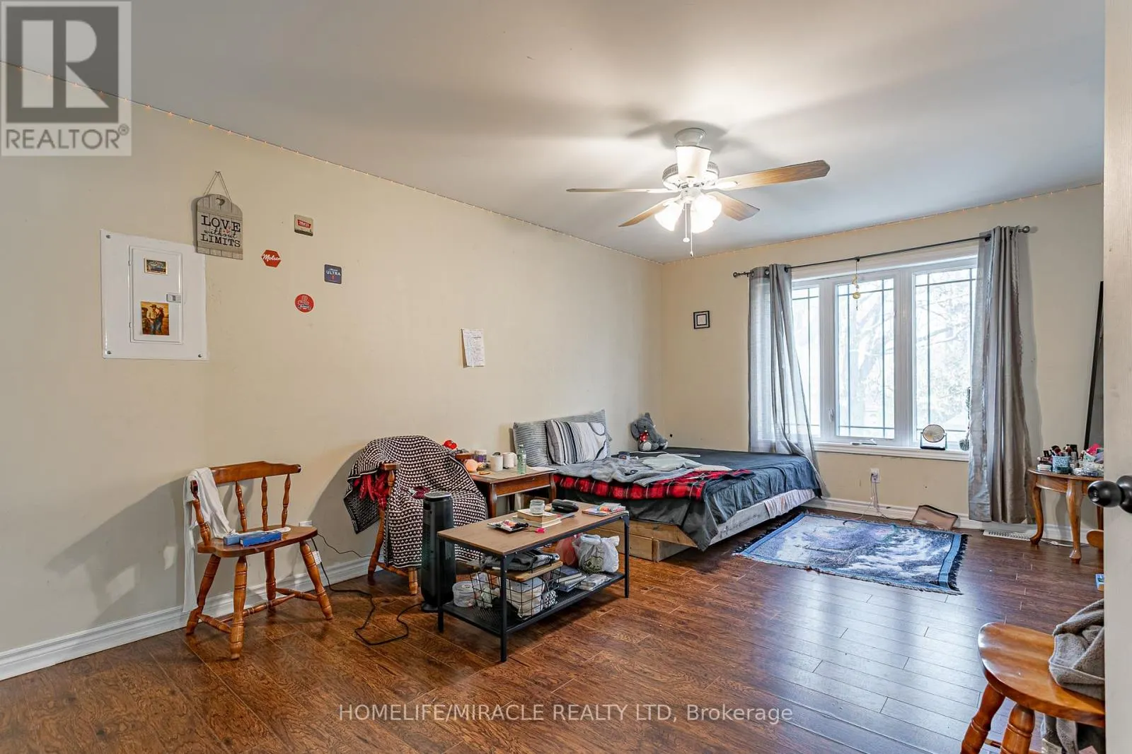 257 DUNDAS STREET N