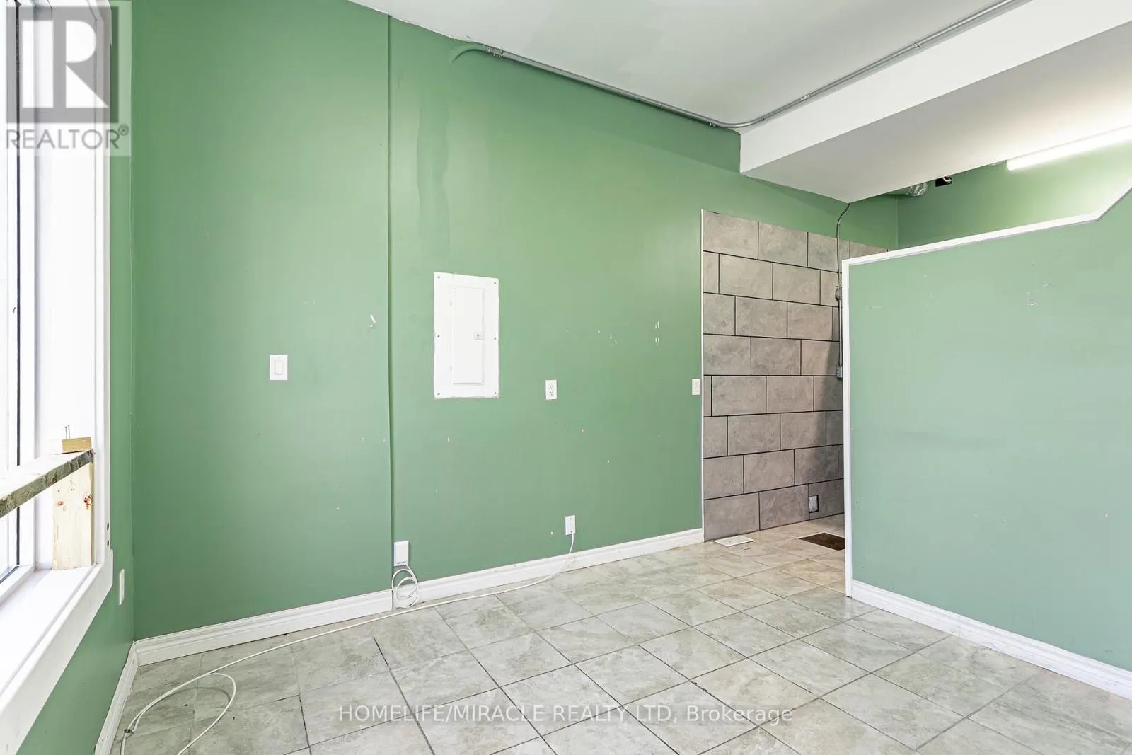 257 DUNDAS STREET N