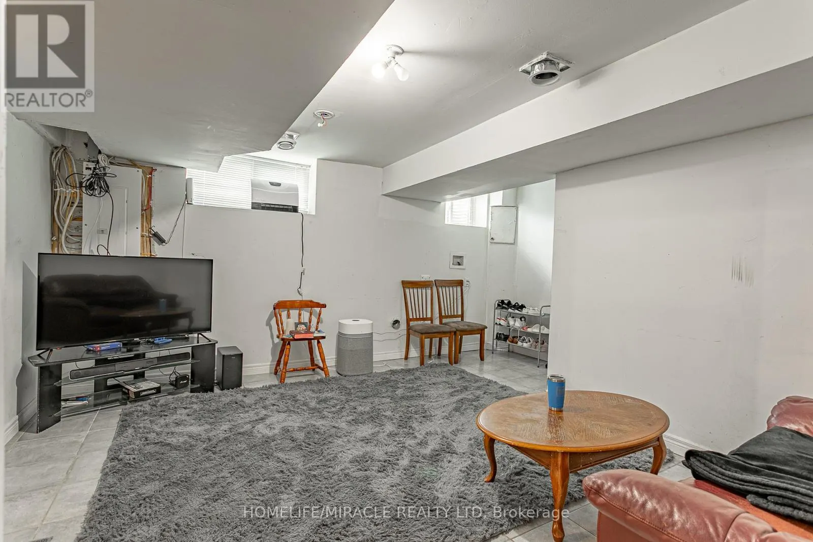 257 DUNDAS STREET N