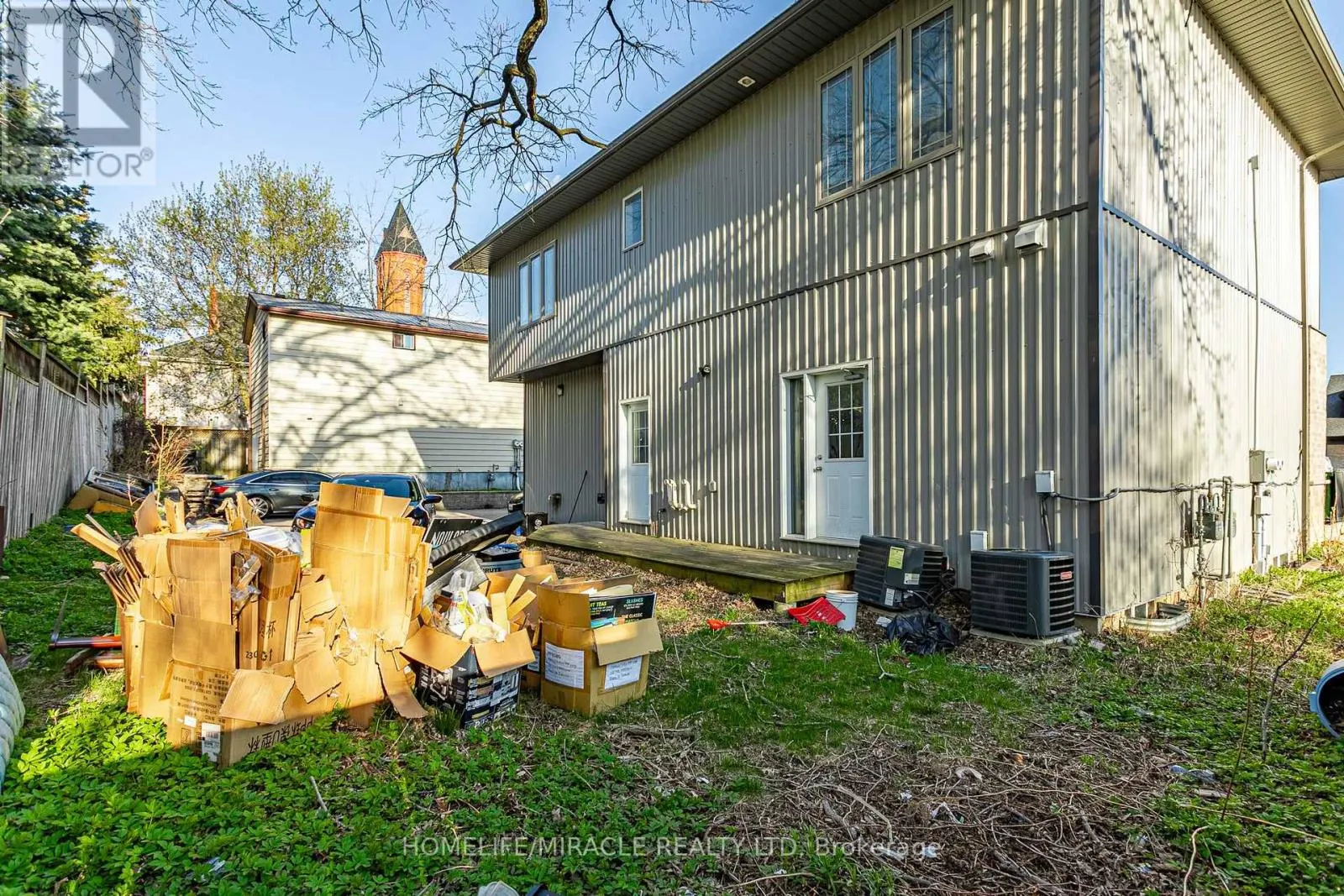 257 DUNDAS STREET N