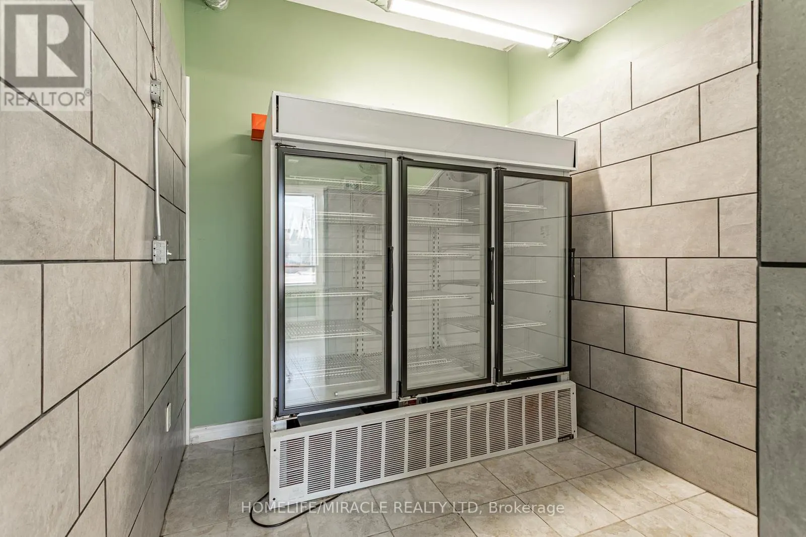 257 DUNDAS STREET N