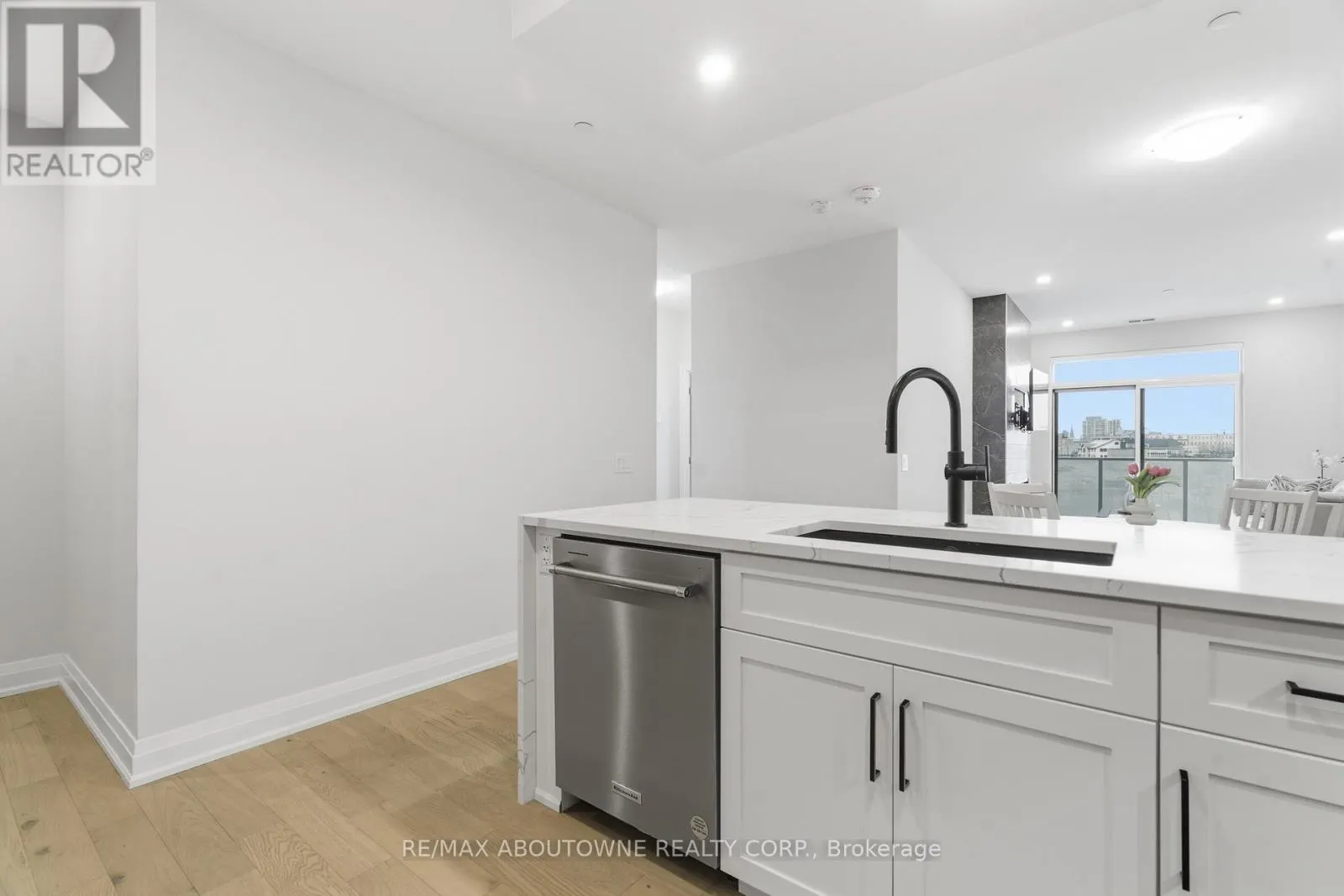 506 - 71 WYNDHAM STREET S