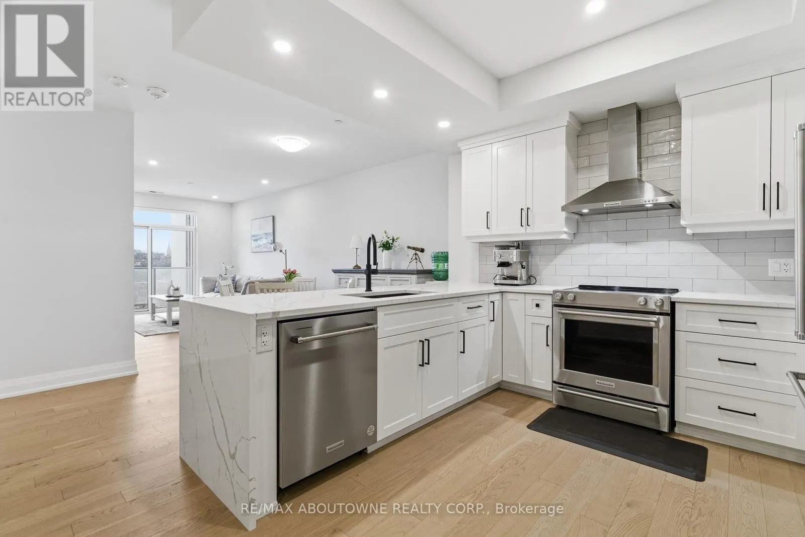 506 - 71 WYNDHAM STREET S
