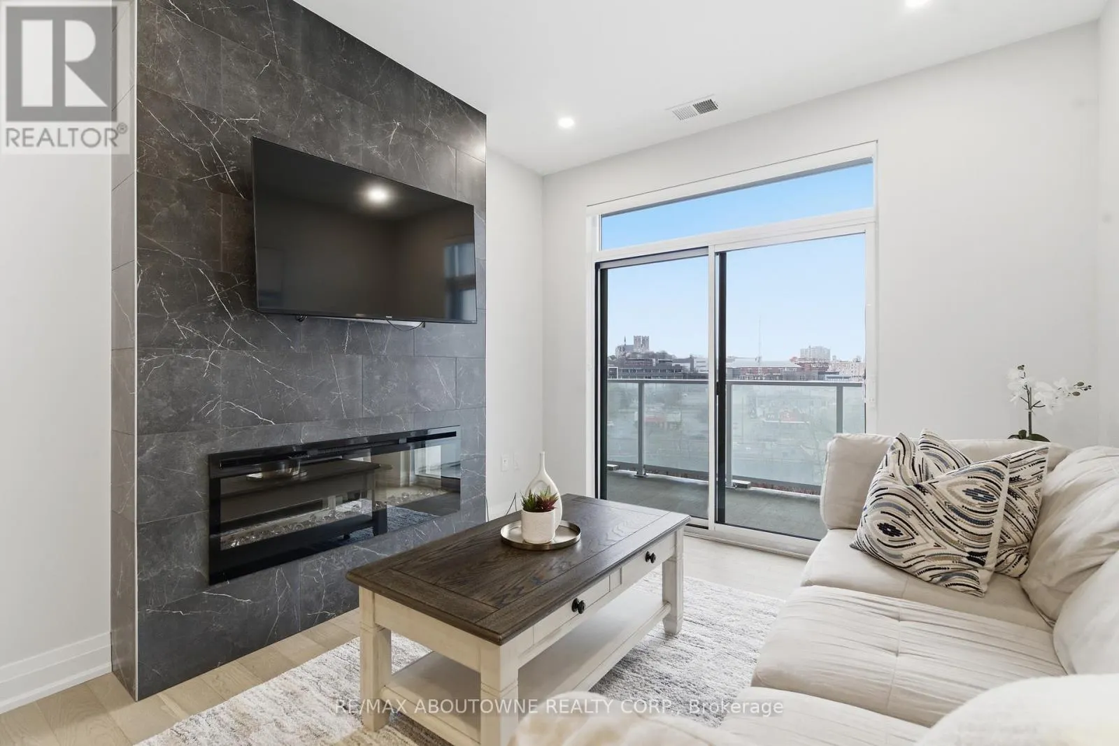 506 - 71 WYNDHAM STREET S