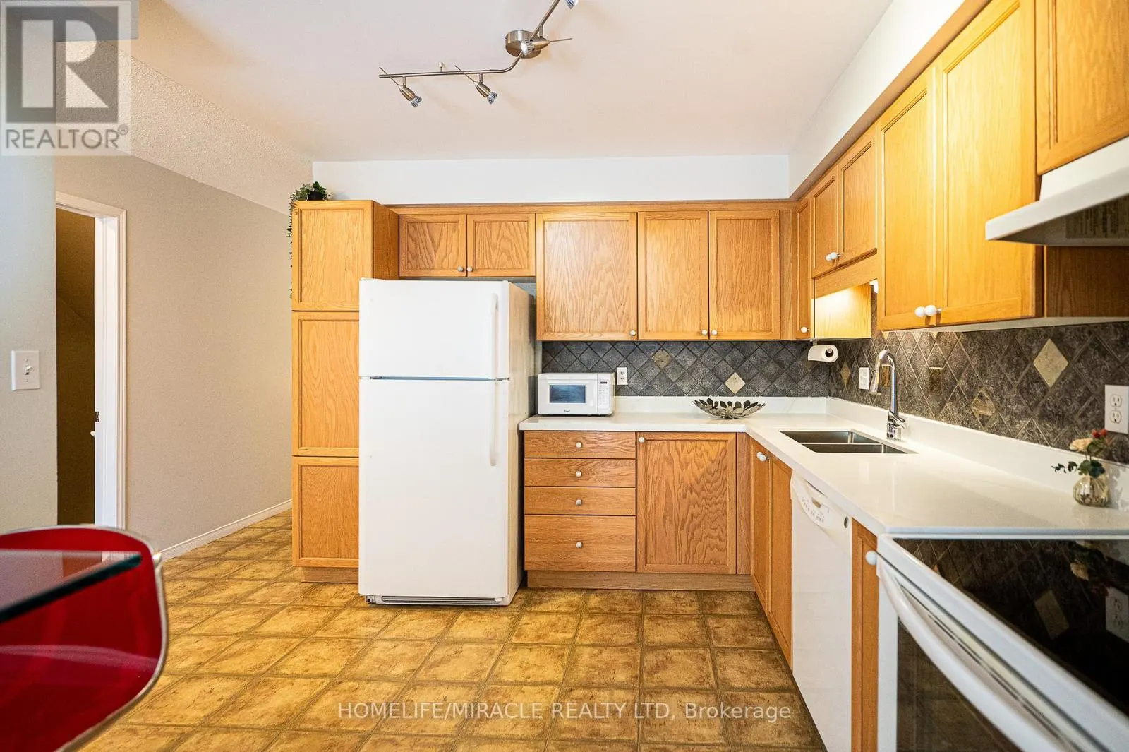 55 - 151 CLAIRFIELDS DRIVE E