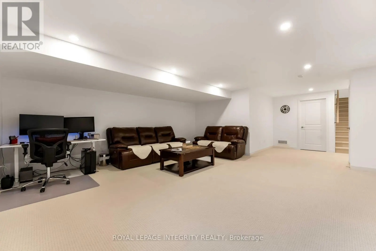 221 FINSBURY AVENUE