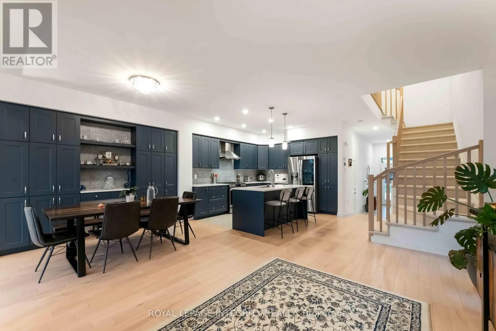 221 FINSBURY AVENUE