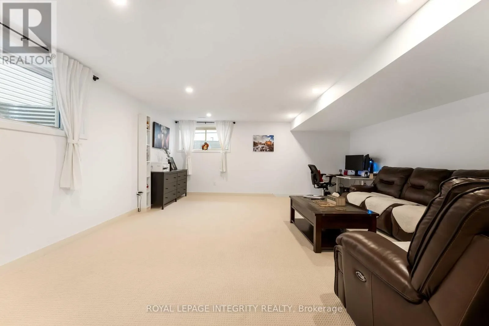 221 FINSBURY AVENUE