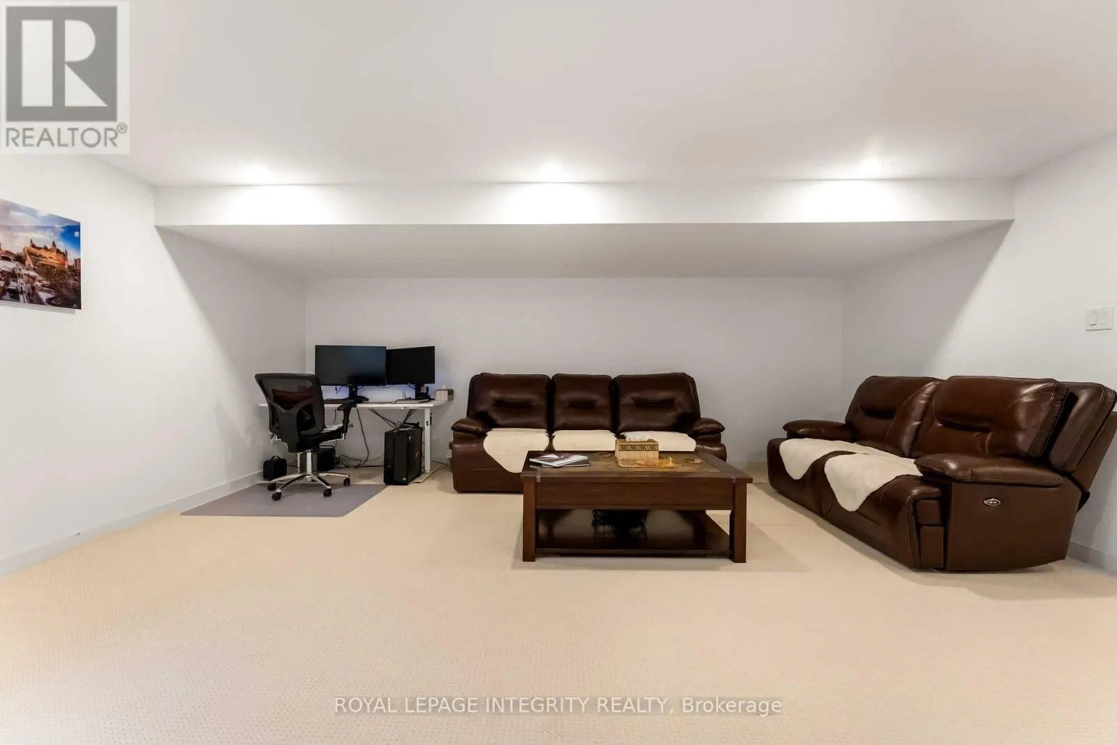 221 FINSBURY AVENUE
