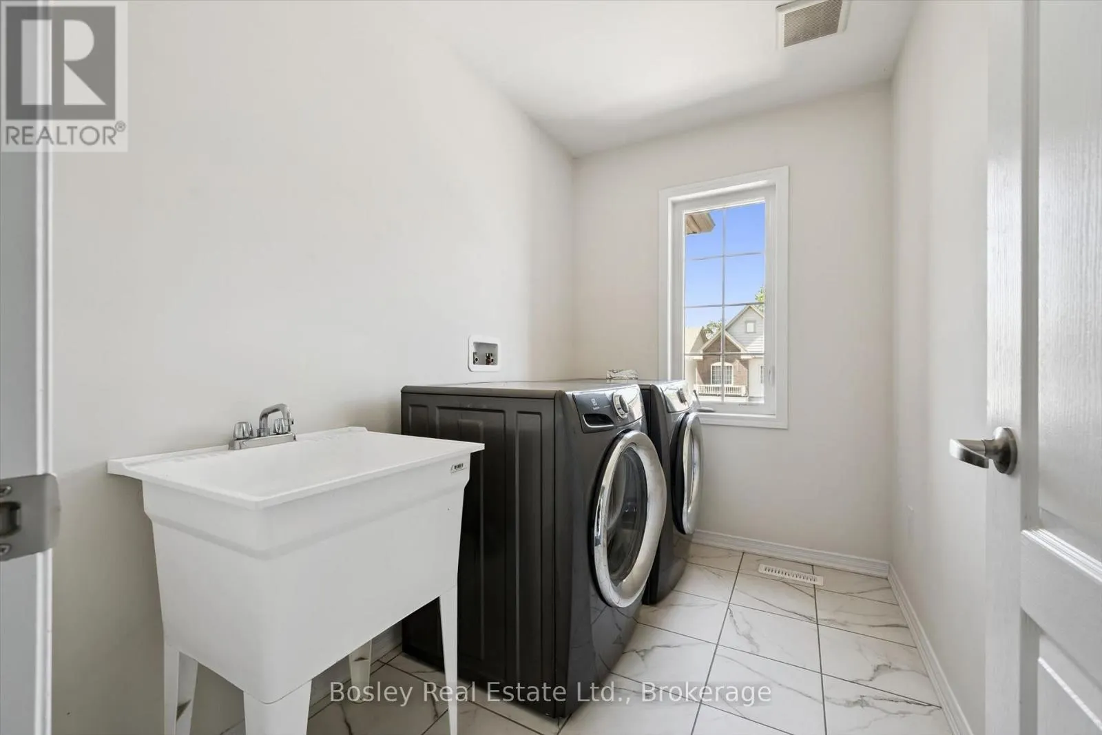 219 DOLMAN STREET W