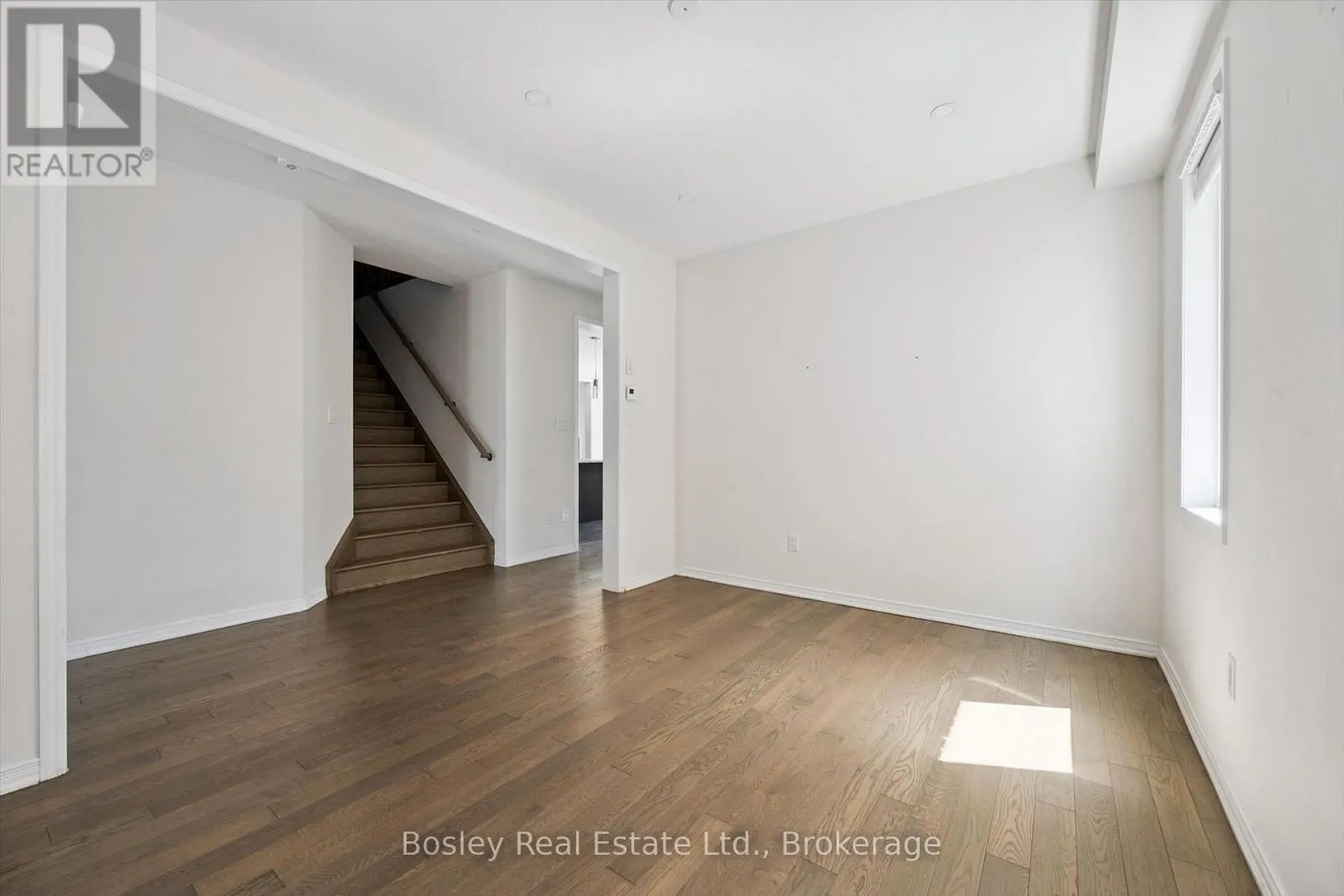 219 DOLMAN STREET W