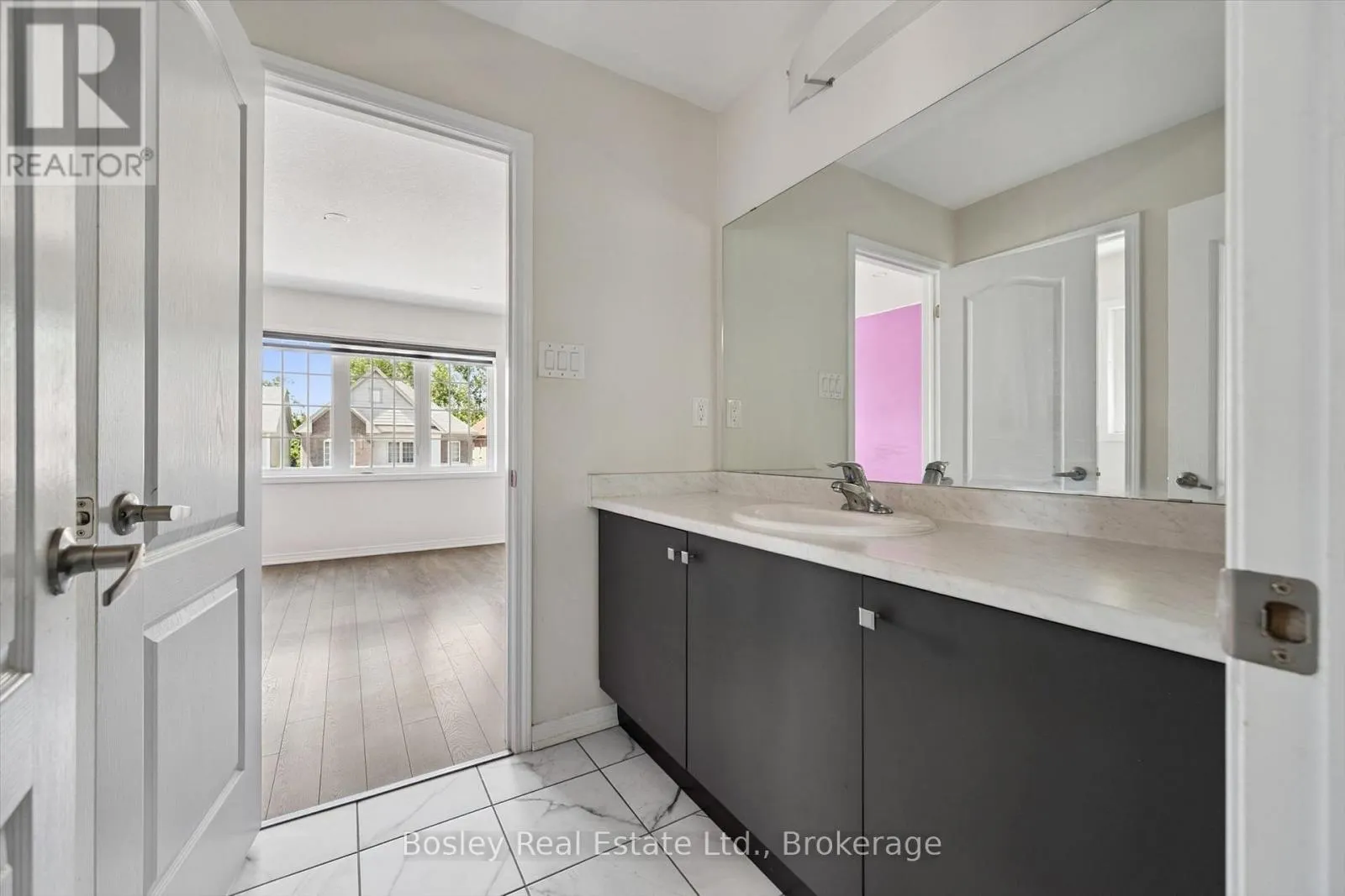 219 DOLMAN STREET W