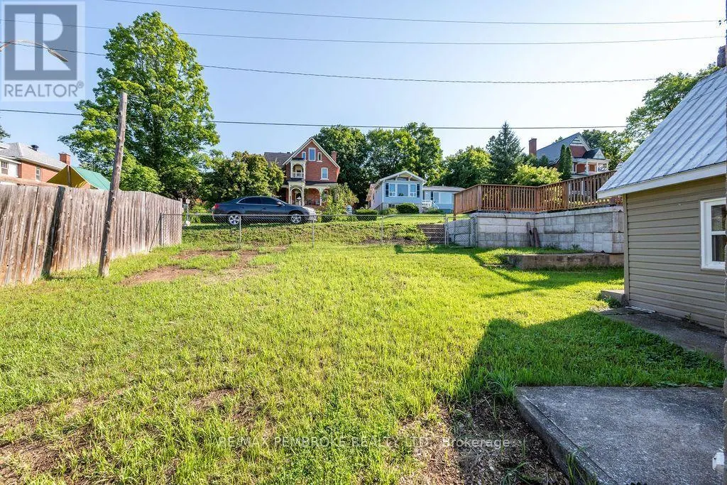 131 BONNECHERE STREET W