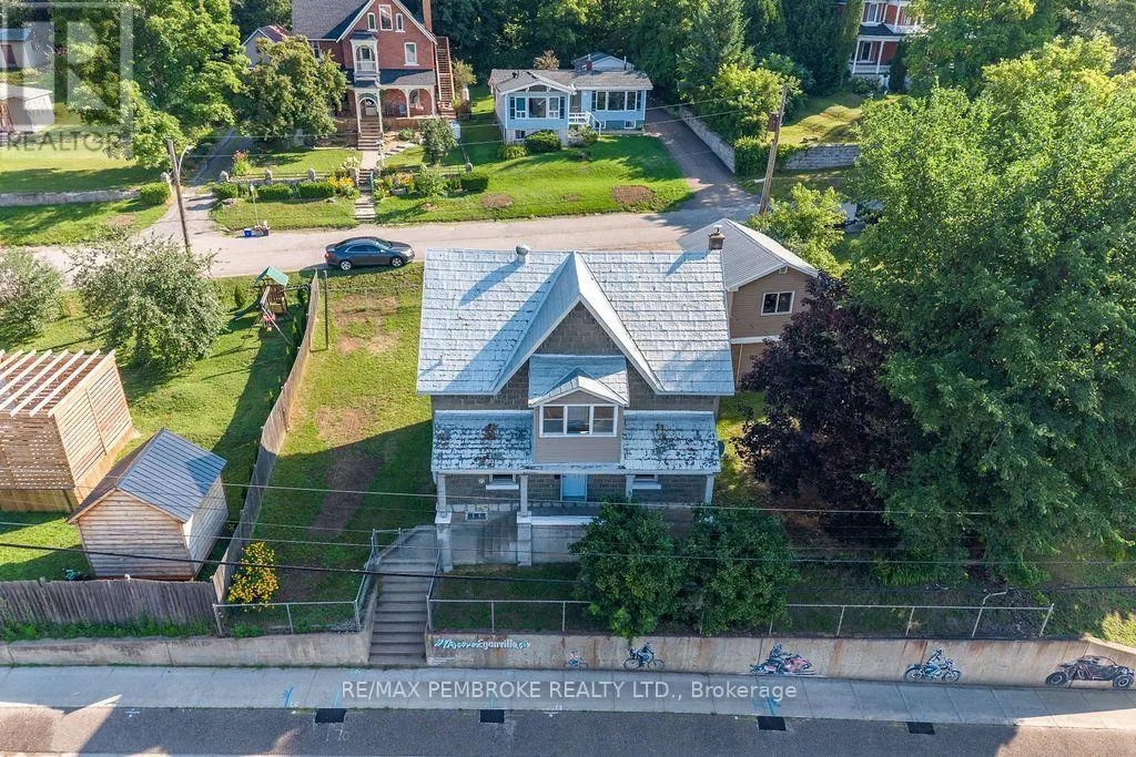 131 BONNECHERE STREET W