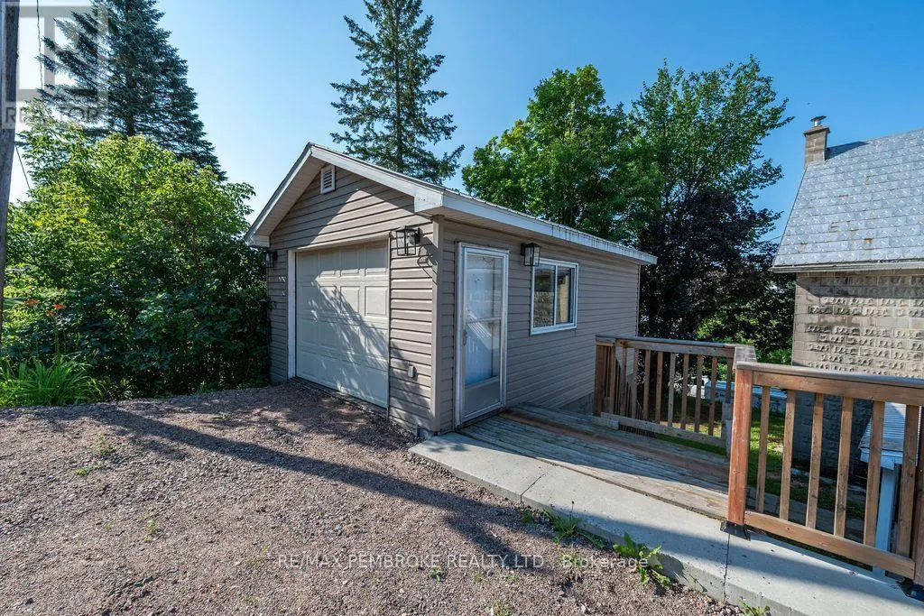 131 BONNECHERE STREET W