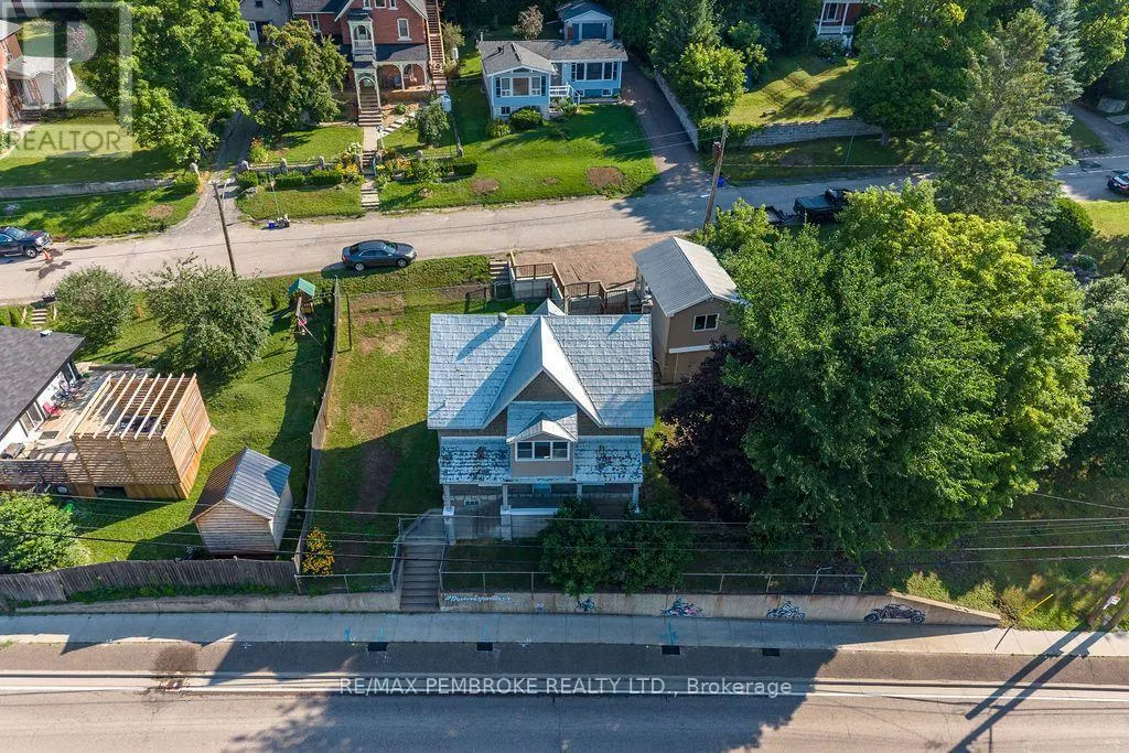 131 BONNECHERE STREET W